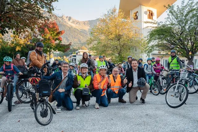 KB-Geschäftsführer Andrä Stigger und LR René Zumtobel freuen sich mit dem Organisationsteam vom Radlbus.  | Foto: ©Nils Lang