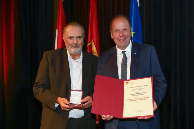 Johannes Mezgolits bei der Verleihung der Landesauszeichnung an der Seite des Landeshauptmannes Doskozil.  | Foto: Landesmedienservice Burgenland
