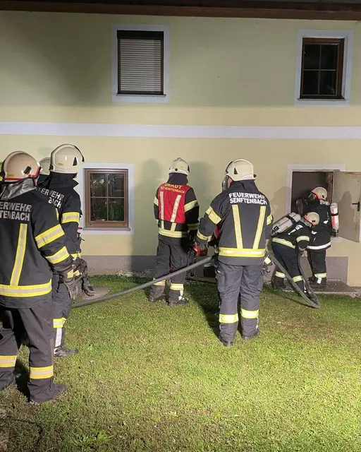 Die Feuerwehren räumten das Lager aus und führten Nachlöscharbeiten durch. | Foto: FF Weilbach