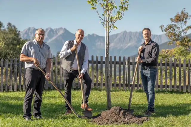 Anlässlich des 25-jährigen Jubiläums wurde von den drei Vorstandsmitgliedern ein Bergahorn gepflanzt – ein Symbol für die nachhaltige Zukunft der Holzbaubetriebe und ihren wichtigsten Rohstoff. V. l.: Adi Leitner, Vorstandsvorsitzender Martin Lengauer-Stockner und Johannes Erler | Foto: Julian Voit