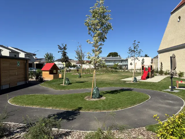 Die Kinder können das Spielen im großen Garten des Kindergartens genießen. | Foto: Alexandra Goll