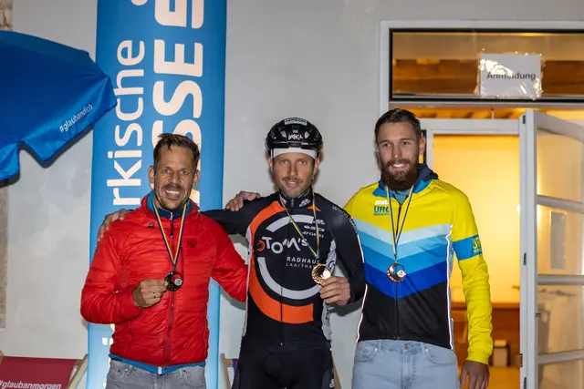 Bernhard Kohl, Andreas Dollinger und Christoph Grabner bei der Siegerehrung der Giro d’Monte 2025. | Foto: Fred Lindmoser