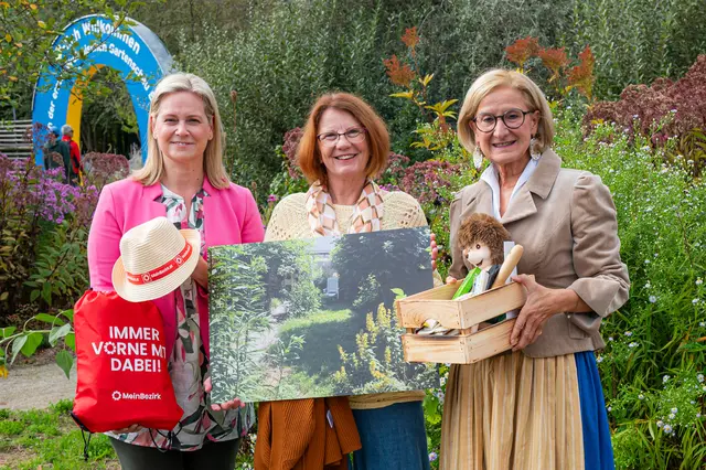 Landeshauptfrau Johanna Mikl-Leitner und Sandra Schütz (MeinBezirk NÖ) gratulierten Roswitha Zatlokal. | Foto: Natur im Garten / Johannes Ehn