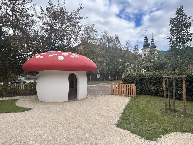 Der Eingangsbereich ist in seiner Ursprünglichkeit, mit dem Riesenpilz und einem Zaun, erhalten geblieben.  | Foto: MeinBezirk.at/Astrid Siebert