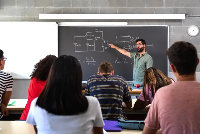 Mit dem neuen Studienjahr steigt auch die Anzahl an Lehramtsstudenten im Bereich Primarstufe. | Foto: Hoverstock (YAYMicro)