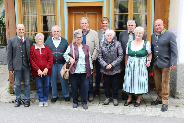 (v.l.n.r.): Bürgermeister Perner Heinrich, Wieland Maria (85) mit Gatte Ignaz, Feuchter Ingrid &amp; Helmut (Diamantene Hochzeit), Perner Romana (90) mit Schwiegertochter Anna, Sagmeister Hildegard (80) mit Gatte Matthias und Vizebürgermeister Moser Wilhelm | Foto: © Gemeinde St Andrä im Lungau