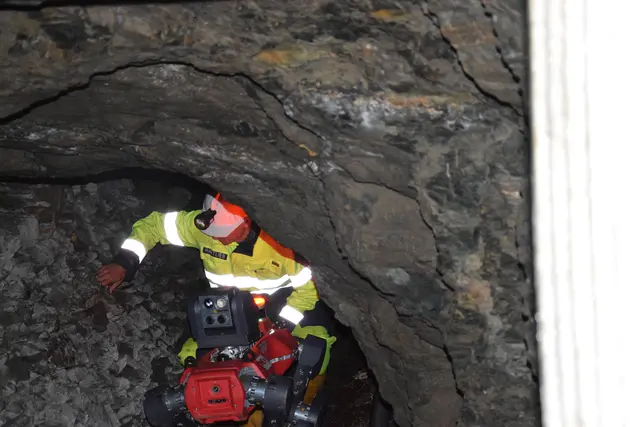 Ziel der Übung war es zu schauen, zu was der Roboter fähig ist und wo seine Grenzen liegen.  | Foto: MeinBezirk / Leonie Herrmann