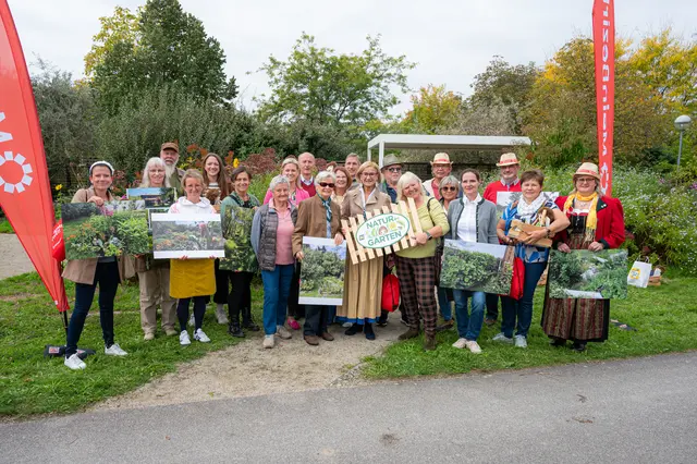Große Siegerehrung in der Garten Tulln gemeinsam mit den ausgezeichneten Klima-Gärtnerinnen und Klima-Gärtnern Niederösterreichs, Landeshauptfrau Johanna Mikl-Leitner und Sandra Schütz von MeinBezirk NÖ. | Foto: Natur im Garten / Johannes Ehn
