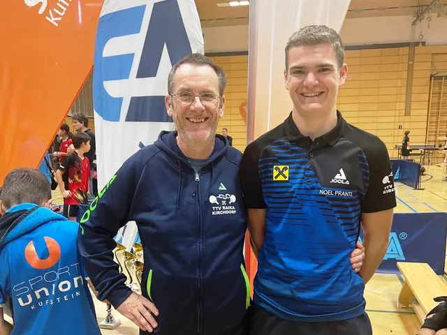 Coach Gunnar Wallner freut sich mit Noel Prantl über den starken 3. Platz   | Foto: TTV Kirchdorf