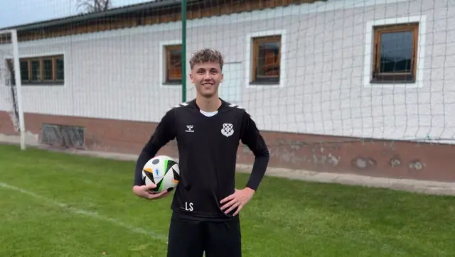 Nach sieben Runden steht Lukas Schrattenecker bei acht Saisontreffern. Im Derby gegen die Union Lohnsburg erzielte der 19-Jährige das 1:0.  | Foto: SV Waldzell