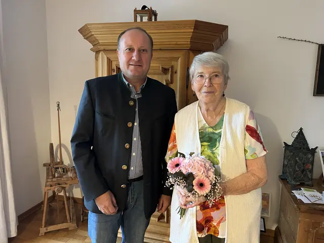 Brita Pillweis aus Sarasdorf mit Ortsvorsteher Markus Maurer. | Foto: Gemeinde Trautmannsdorf