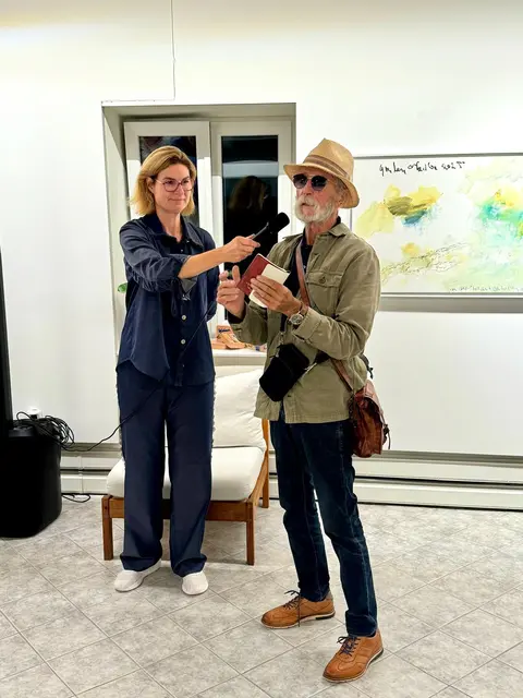 Galeristin Eva Manner im Gespräch mit Kurt Steinberg. | Foto: Galerie Manner