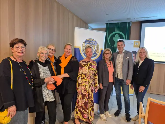 Im Bild v.li. nach re.: Ursula Philipp, Barbara Völkel-Plato, Brigitte Mehrl-Schlick, Daniela Landschützer, Romana Schöberl und Silvia Prasser (alle Soroptimist International Club Lungau/Tamsweg), Franz Bäckenberger (Hilfswerk-Regionalleitung Lungau) und Petra Lüftenegger (GF LEADER Biosphäre Lungau)  
