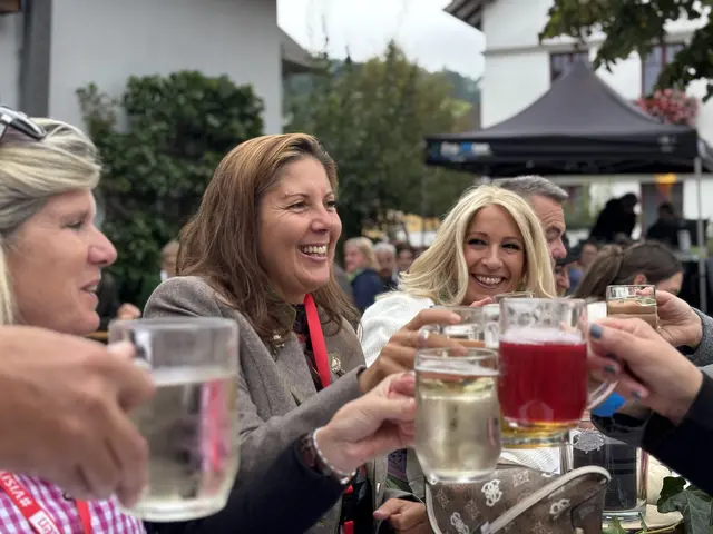 Doris Wieder, Catrin Haas und Sylvia Sacher-Heigl waren freudig dabei und genossen das Ambiente. | Foto: Lina Chalusch