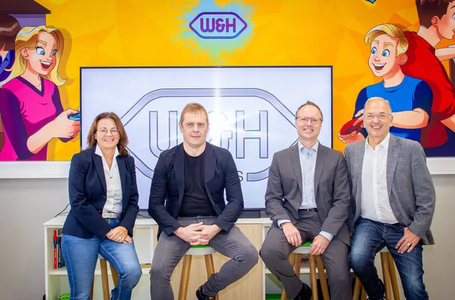 W&amp;H und das BFI-Salzburg kooperieren zur Lehre mit Matura. Im Bild (v. l.) Daniela Malata, Johannes Florian (Kursorganisation BFI Salzburg), Franz Fuchs-Weikl (Geschäftsführer BFI Salzburg) und Peter Malata. | Foto: W&amp;H