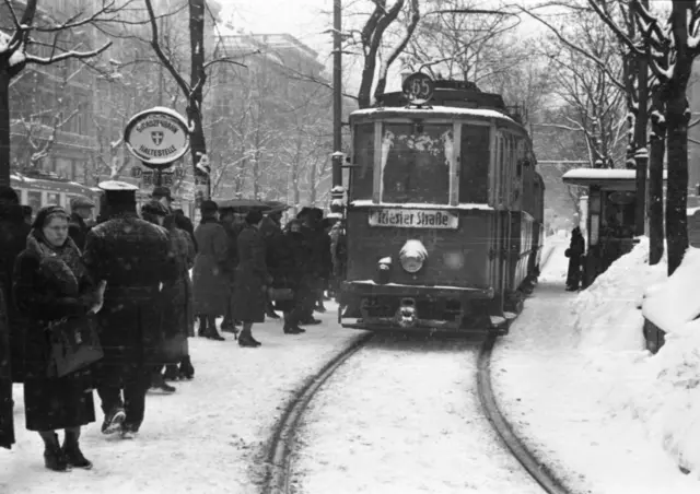 Triebwagen 2159, der Type H, in der Endstelle der Linie 65 am Kärntner Ring, 1942. (Archiv) | Foto: Wiener Linien