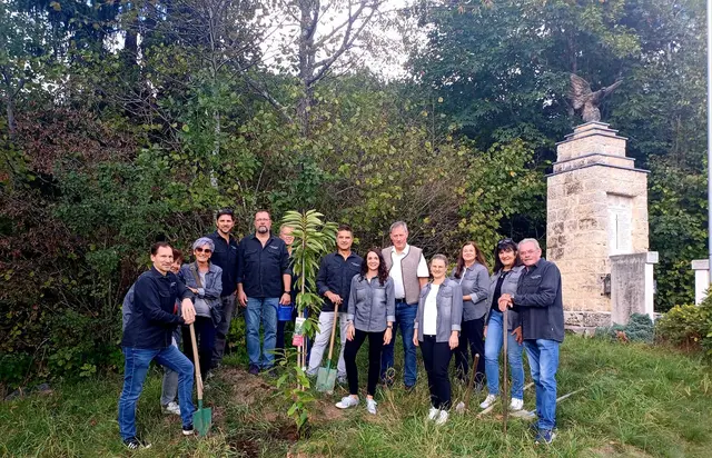 Auf dem Kirchbichl in St. Ulrich haben die Mitglieder der Theatergruppe einen Maronibaum gepflanzt.  | Foto: Theatergruppe St. Ulrich