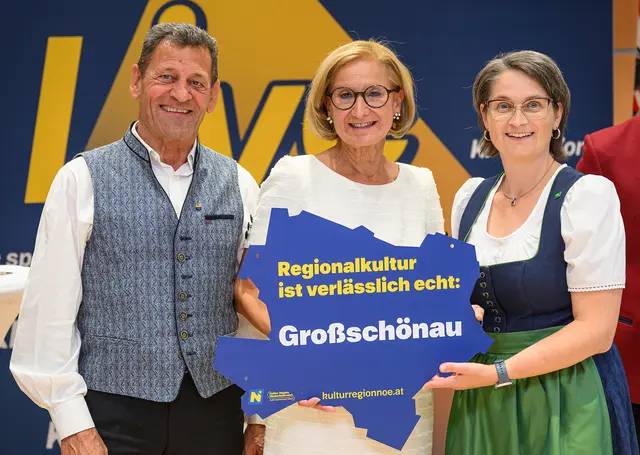 Moderator Franz Posch, Landeshauptfrau Johanna Mikl-Leitner und Bürgermeisterin Elisabeth Wachter. | Foto: NLK Burchhart