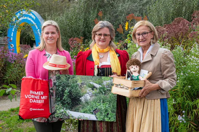 Landeshauptfrau Johanna Mikl-Leitner und Sandra Schütz (MeinBezirk NÖ) gratulierten Sibylle Kreuter. | Foto: Natur im Garten / Johannes Ehn