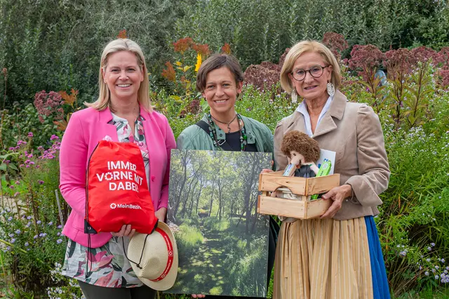 Landeshauptfrau Johanna Mikl-Leitner und Sandra Schütz (MeinBezirk NÖ) gratulierten Eva Haimberger. | Foto: Natur im Garten / Johannes Ehn