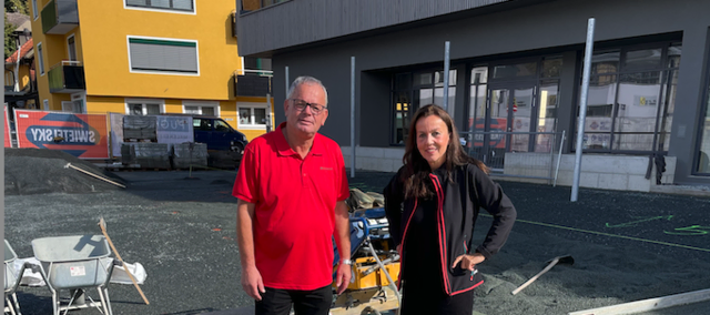 Bürgermeister Klaus Köchl verfolgt mit der Künstlerin Melitta Moschik die Verlegung des "Stone Carpets" am Hauptplatz. Der Finanzierungsplan für die Gestaltung des Hauptplatzes im Zuge des Neubaus des Bildungs- und Kulturzentrums (BKZ) Liebenfels wurde beschlossen. | Foto: Marktgemeinde Liebenfels