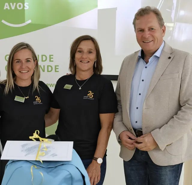Vlnr.: Manuela Heugenhauser (links) und Andrea Messner, die Organisatorinnen mit Bürgermeister Erich Rohrmoser.