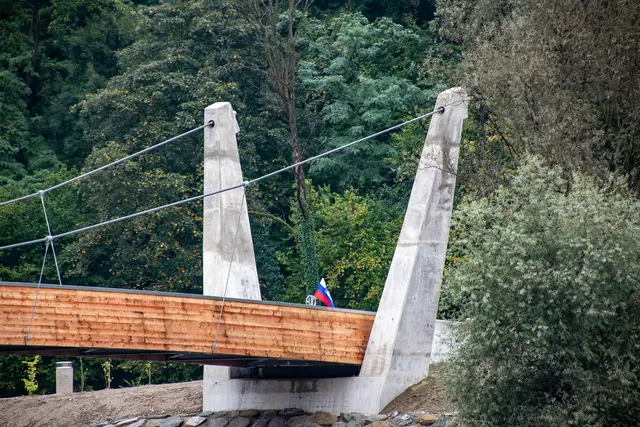 Die neue Brücke dient als Verbindungsglied über die Mur und kann auch von Radfahrerinnen und Radfahrern benutzt werden. | Foto: Alle Fotos: Günter Simmerl