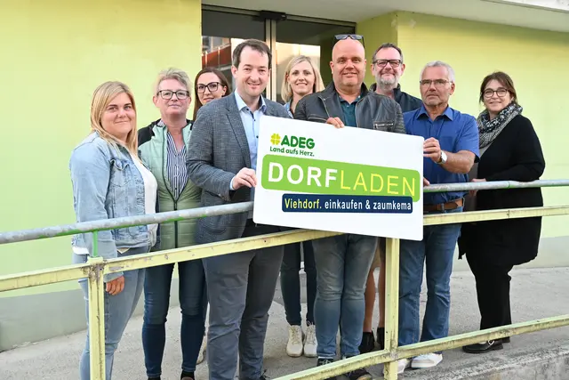 v.l.: Magdalena Kendlbacher (Mitarbeiterin), Claudia Hintersteiner (Filialleiterin), Lisa Schragl (Mitarbeiterin, Schriftführerin), Bürgermeister Markus Burgstaller, Susanne Krahofer (Mitarbeiterin), Oliver Zwiefelhofer (Obmann), Thomas Niebauer (Kassier), Franz Kloibhofer (Obmann-Stv.) und Doris Niebauer (Kassier-Stv.) | Foto: Gemeinde Viehdorf