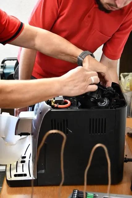 Reparieren statt wegwerfen: Im Repair-Café wird kaputten Elektrogeräten wieder neues Leben eingehaucht. | Foto: AWV
