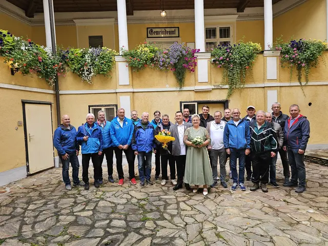 Die Vereinskameraden gratulierten Andrea und Michael Kittler vor dem Standesamt Groß Siegharts | Foto: Stockschützenverein Groß Siegharts
