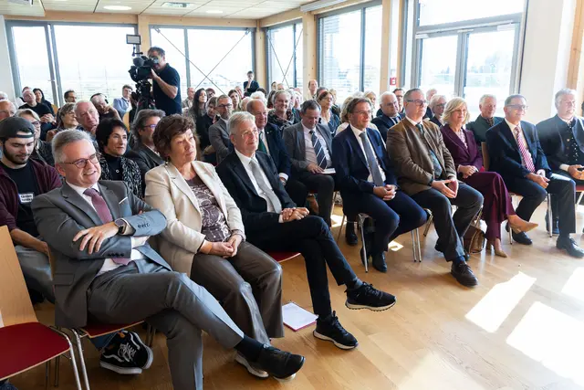 Zahlreiche Besucher waren bei der feierlichen Eröffnung im Bildungszentrum Magdalensberg in Deinsdorf mit dabei.  | Foto: LPD/Just