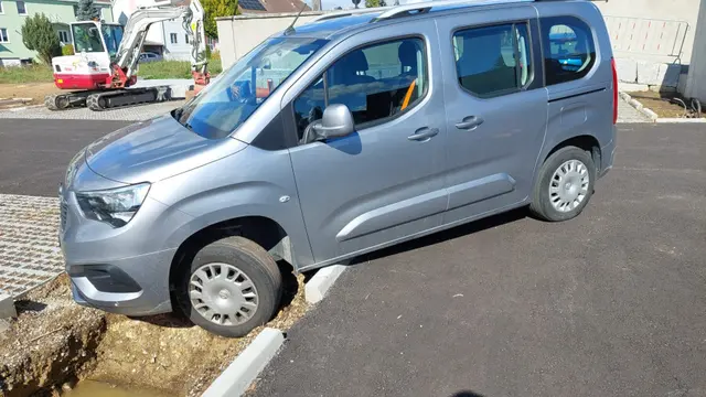 Der PKW hing an dem Randstein fest. | Foto: FF Waidhofen/Thaya