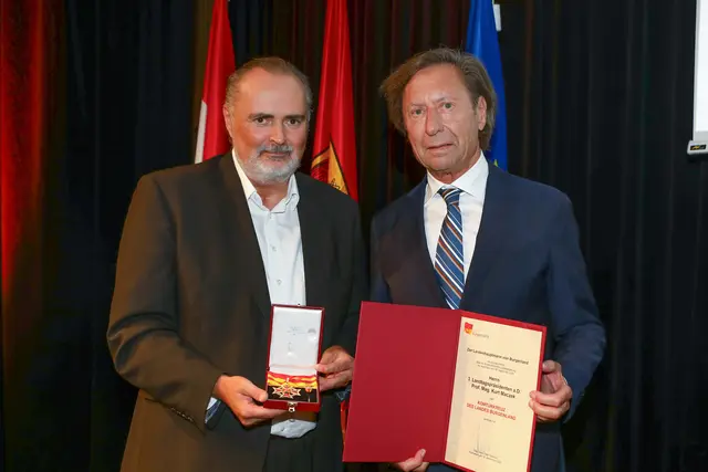 Der 3. Landtagspräsident a.D. Kurt Maczek wurde mit dem Komturkreuz des Landes ausgezeichnet.  | Foto: Landesmedienservice Burgenland
