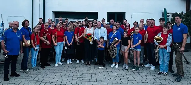 Jubilar Markus Maurer (Mitte) mit Gattin Johanna, dem Musikverein Sarasdorf und der Trachtenkapelle Trautmannsdorf | Foto: MV Sarasdorf