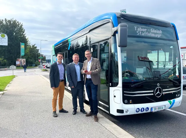 Markus Rechling-Greimel (Geschäftsführer der Stadtbetriebe Steyr), Georg Stimeder (Betriebsleiter Verkehrsbetrieb) und Bürgermeister Markus Vogl freuen sich über die erfolgreiche Umsetzung der Echtzeit-Integration in Steyr. (v.l.) | Foto: SBS Steyr
