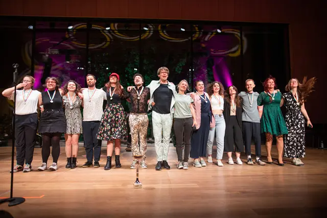Die Österreichischen Poetry-Slam-Meisterschaften kommen nach Innsbruck! Im Oktober wird an verschiedenen Orten geslamt. Auf dem Bild: der Tirol Slam 2023. | Foto: Alena Klinger