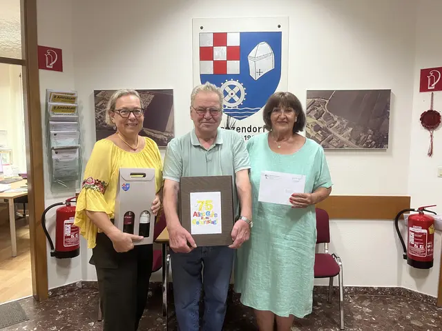 Bürgermeisterin Silvia Krispel und Gemeinderätin Christa Forster gratulieren Herrn Benndorf Anton zu seinem 75. Geburtstag.
 | Foto: Gemeinde Lanzendorf