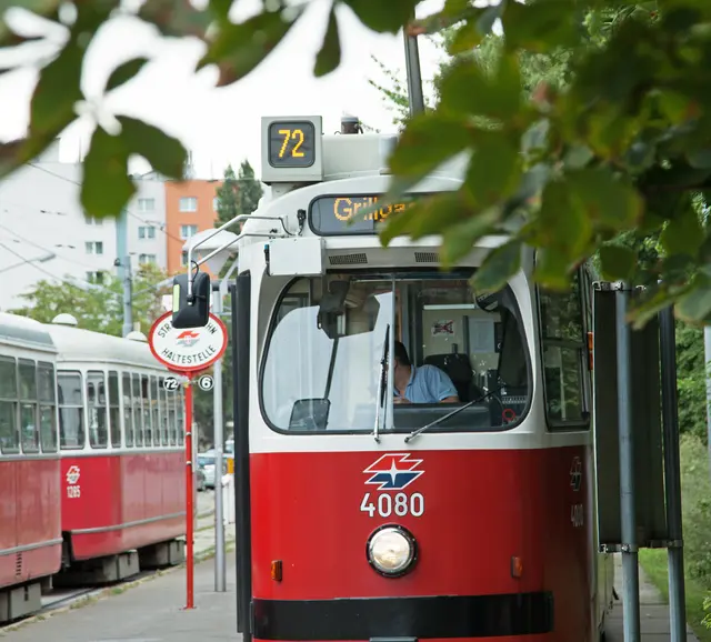 Linie 72 mit E2-c5 Garnitur, Kaiser Ebersdorf, September 2013. (Archiv) | Foto: Wiener Linien/Helmer