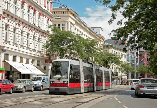 Linie 58 in der Mariahilferstraße mit Zug der Type B1, Sommer 2011. (Archiv) | Foto: Wiener Linien/Manfred Helmer