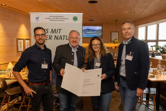 Ing. Michael Brüggl ((Technischer Assistent und Umweltbeauftragter Schmittenhöhebahn AG), Dr. Erich Egger (Vorstand Schmittenhöhebahn AG), MMag. Susanne Schmiedt-Summer (BMLUK) und Ing. Hannes Mayer (Prokurist & Leitung Technik Schmittenhöhebahn AG) | Foto: Schmittenhöhebahn AG/Faistauer Photography