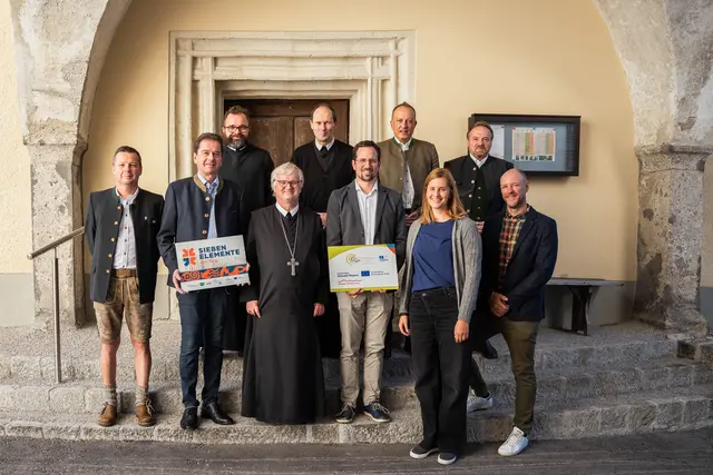Gruppenfoto der Verantwortlichen vor der Nikolauskirche  | Foto: NUP Eisenwurzen/B. Nachbagauer
