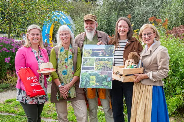 Landeshauptfrau Johanna Mikl-Leitner und Sandra Schütz (MeinBezirk NÖ) gratulierten Andrea Klein (2.v.li). | Foto: Natur im Garten / Johannes Ehn
