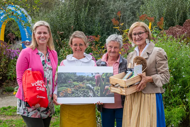 Landeshauptfrau Johanna Mikl-Leitner und Sandra Schütz (MeinBezirk NÖ) gratulierten Erika Köck (2.v.li). | Foto: Natur im Garten / Johannes Ehn