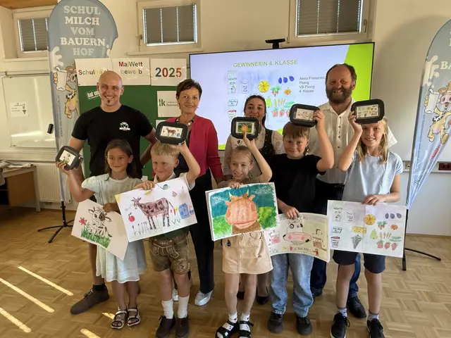 Schulmilchbauer Christian Faist, LK-Vizepräsidentin Maria Pein, Milchprinzessin Stefanie Gruber und Kammerobmann Herbert Lebitsch sowie die Siegerinnen und Sieger Emily Kaiser, Moritz Moosbacher, Kira Kapustina, Leo Köberl und Anna Friesenbichler (v. l.) | Foto: LK Stmk-Schöttel