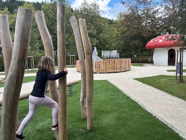 Der neue Spielplatz am ehemaligen Zwergenpark-Areal bietet zahlreiche Spielmöglichkeiten für alle Kinder.  | Foto: MeinBezirk.at/Astrid Siebert