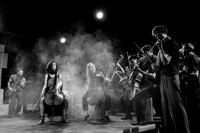 Das "Stegreiforchester" – ein junges, innovatives Ensemble aus Berlin, tritt am Donnerstag, 16. Oktober, um 19 Uhr im Kunsthaus Mürz auf. | Foto: Alexander Ziegler
