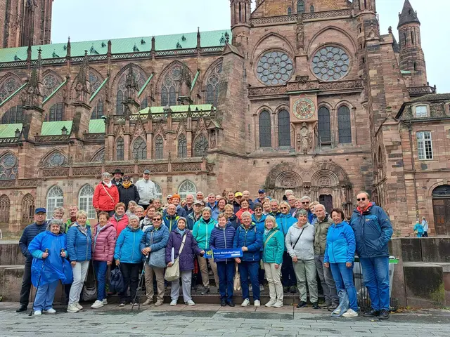 Die Gruppe aus dem Bezirk Waidhofen vor dem Freiburger Münster. | Foto: NÖ Senioren
