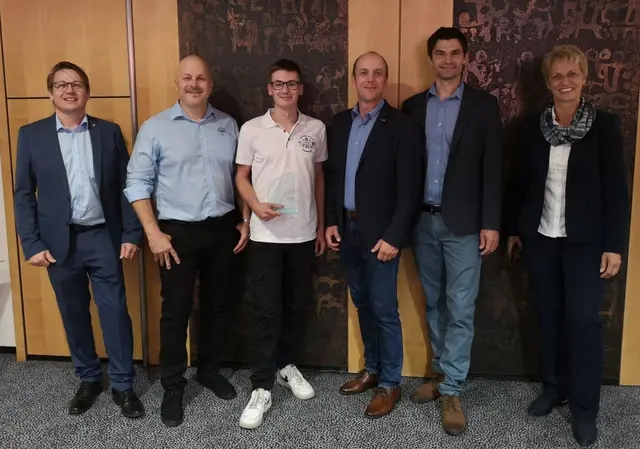 Lehrlingswart Johann Egger-Richter, Lehrer und Trainer Michael Parth,
Landesinnungsmeister von NÖ Gerald Kisser, Lehrer und Trainer Josef
Dangl, Staatsmeister Manuel Martinetz, Bundesinnungsmeister Roman
Keglovits-Ackerer, Berufsschuldirektorin Belinda Kalab, Lehrer und
Trainer Reinhard Hofbauer | Foto: E. Pichler