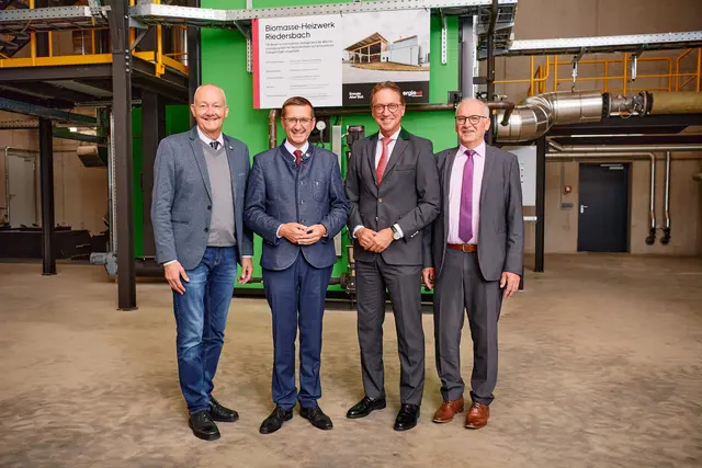 v.l.n.r.: Bürgermeister Gerhard Holzner (Ostermiething), Energie AG-Aufsichtsratsvorsitzender Markus Achleitner, CEO Leonhard Schitter, Bürgermeister Valentin David (St. Pantaleon)

 | Foto: Energie AG honorarfreie Verwendung/Mathias Lauringer