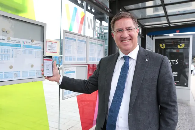Der Welser Bürgermeister zeigt sich über die Echtzeit-Erfassung des städtischen Busverkehrs in der Messestadt erfreut. | Foto: Andreas Maringer